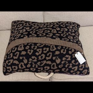 NWT Barefoot Dreams pet bed